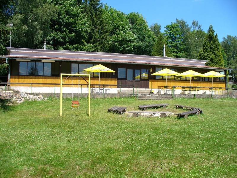 Yachtclub Pardubice, sportovní areál a ubytování na Seči