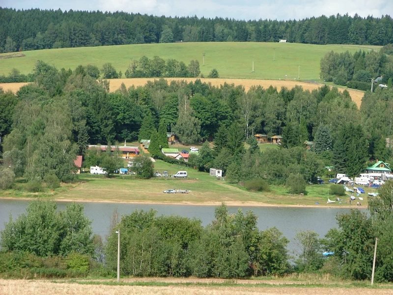 Yachtclub Pardubice, sportovní areál a ubytování na Seči