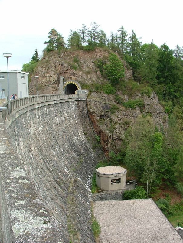 Yachtclub Pardubice, sportovní areál a ubytování na Seči